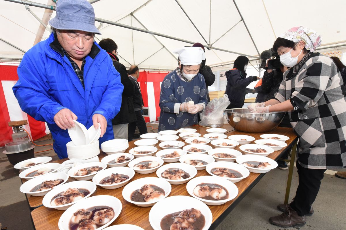 手際よくもちをちぎり配付の準備をするボランティアの皆さん