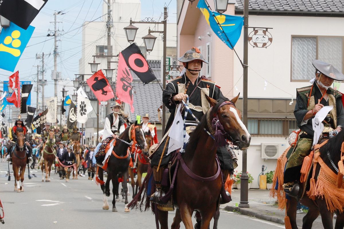 南相馬市内で行列を行う渡部さん