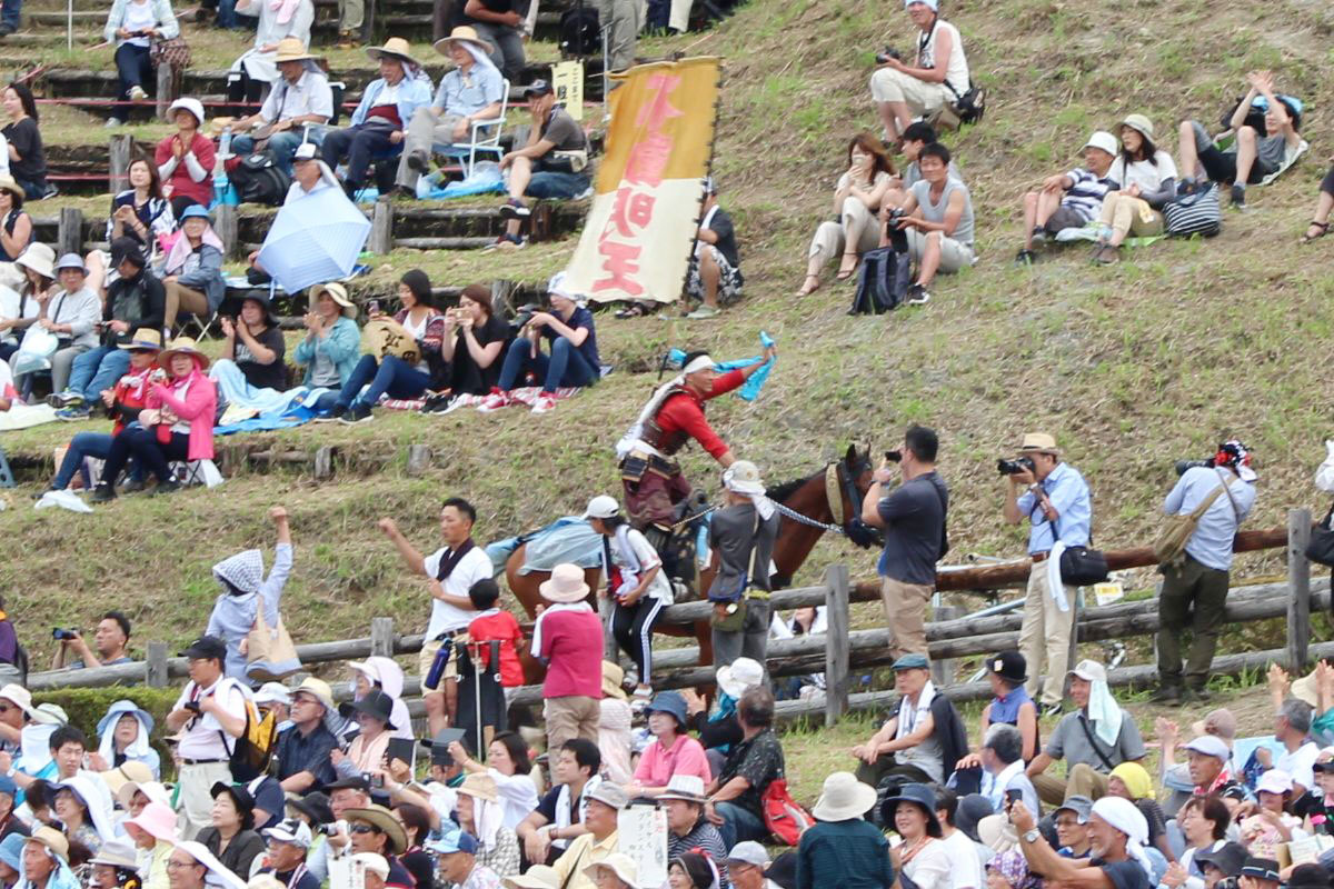 神旗争奪戦で御神旗を獲得し、羊腸の坂を本陣まで駆け上がる吉田さん