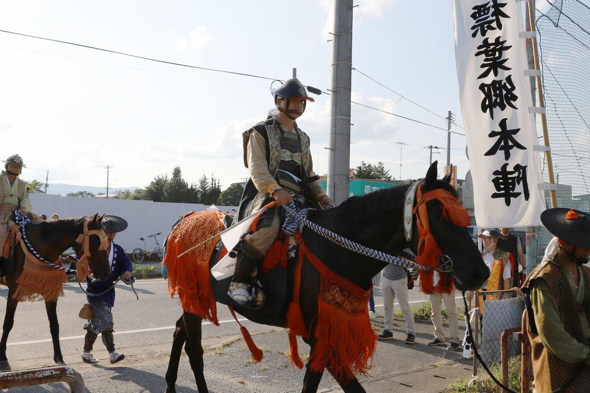 浪江町内を帰り馬行列で進み、標葉郷本陣前に到着した木村教育長