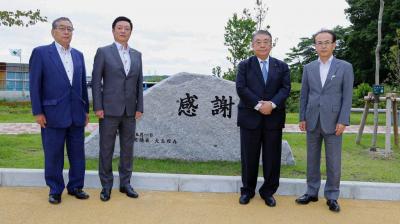 記念碑の前に立つ大島議長（右から2人目）