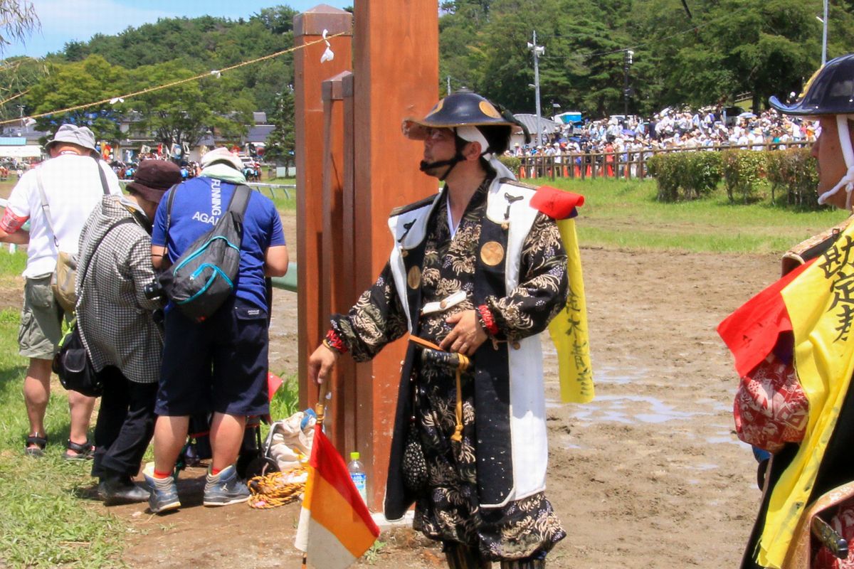 甲冑競馬の進行を見守る鈴木さん