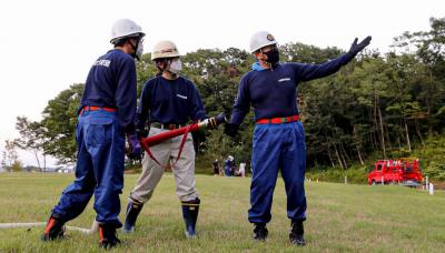 業務終了後、訓練に取り組む職員