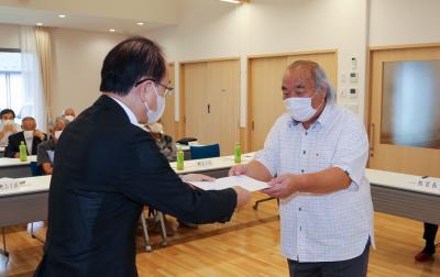 吉田町長から委嘱状を受け取る区長（右）