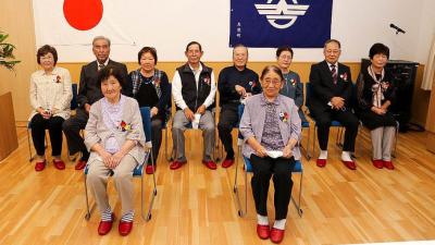 敬老会でお祝いを受けた皆さん