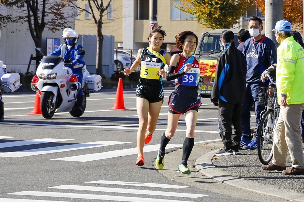 競り合いながら中継所を目指す1区渡辺選手