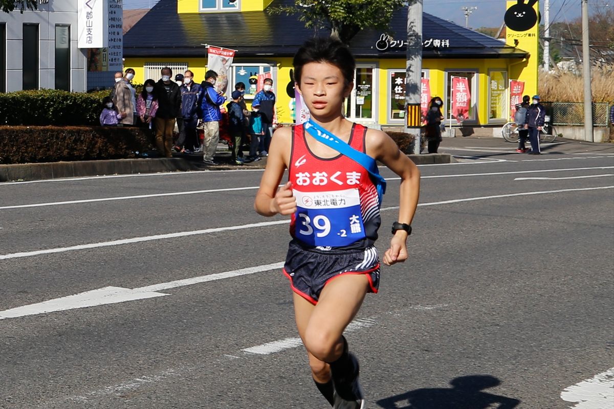 2区3.0km、男子中学生区間を走る坂本選手