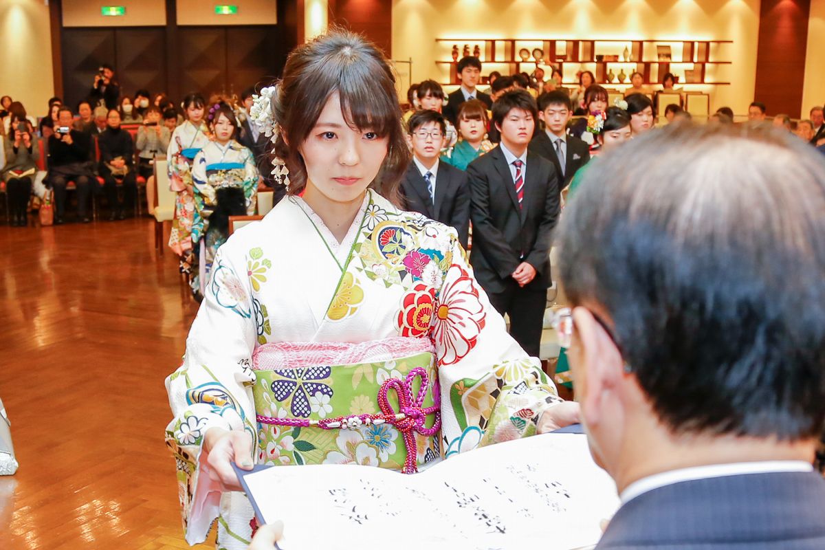 吉田町長から成人証書を授与された新成人代表