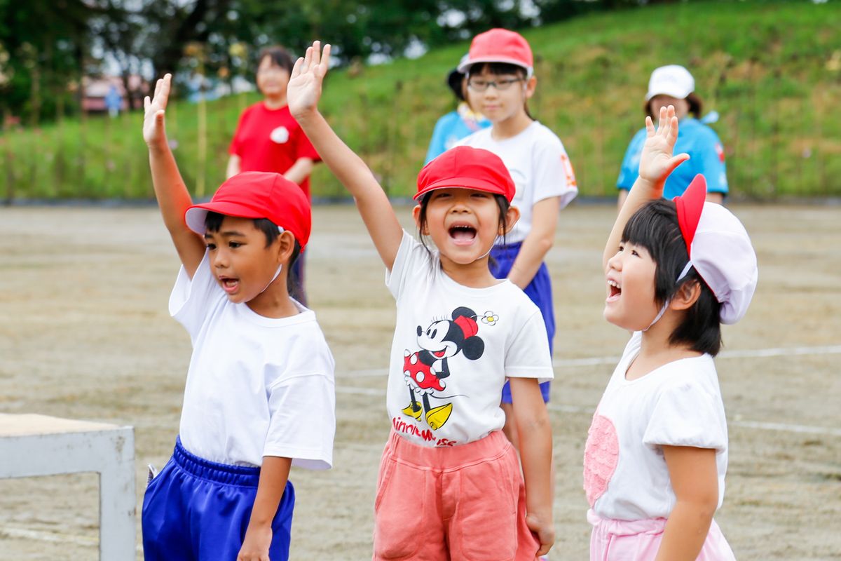 開会式で誓いの言葉を述べる幼稚園児