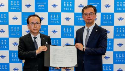 協定書を取り交わす吉田町長と目黒所長（右）