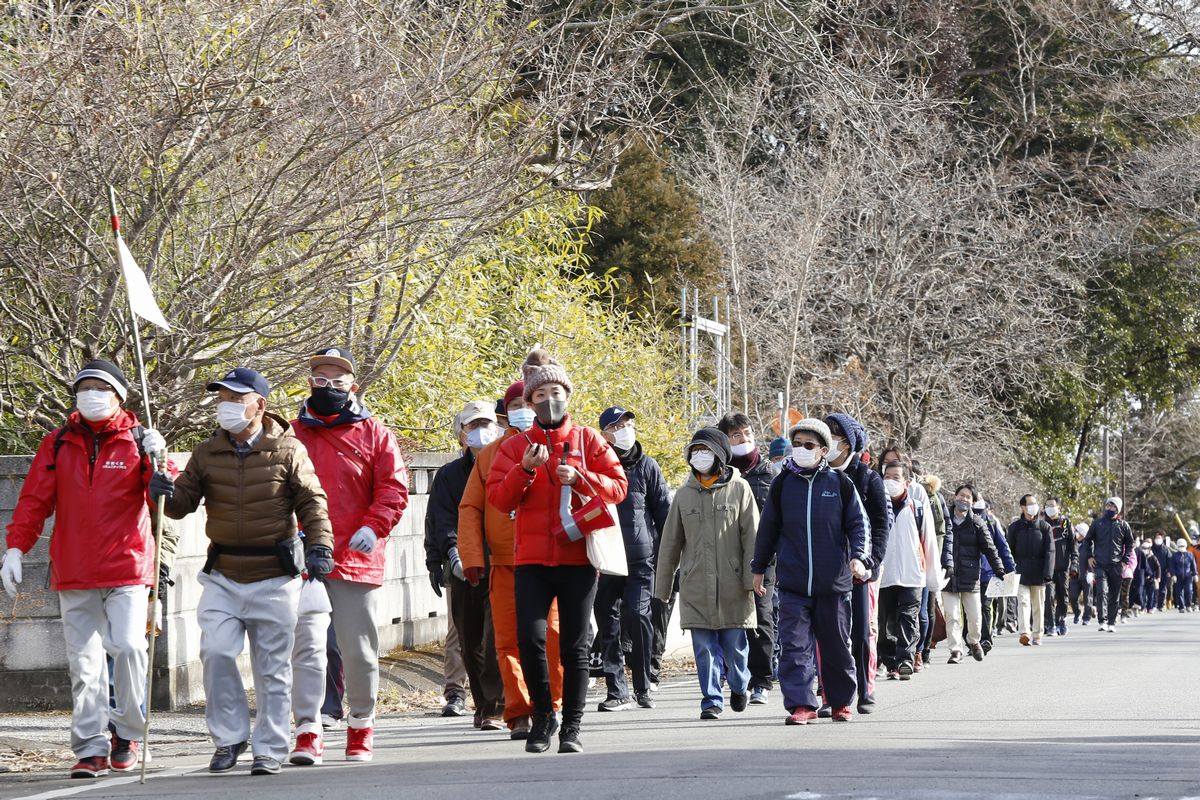 町民ら約120人が参加し、町役場から坂下ダムまでの約2キロの道のりを往復しました