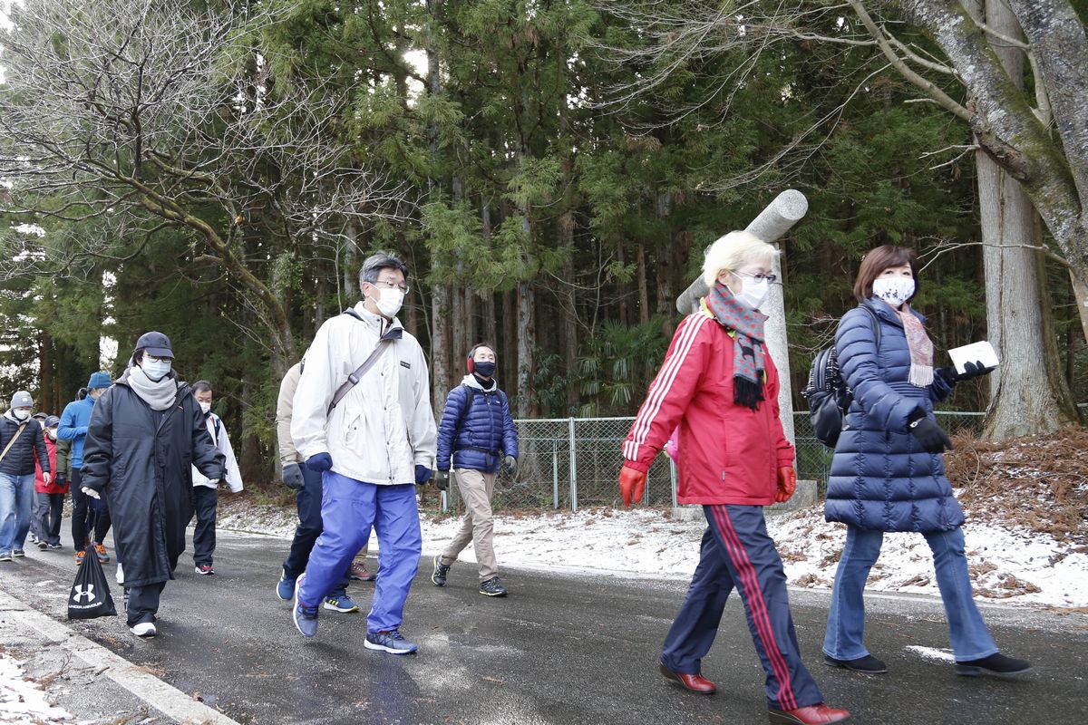 石造りの鳥居が目印の大山祇神社前を続々と通過する参加者