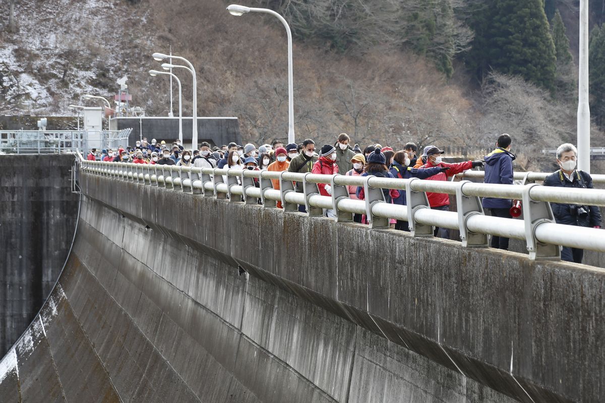 今回特別に開放されたダム堤体の通路を歩きました。