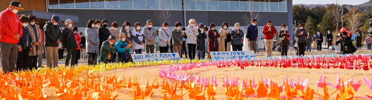 午後2時46分に黙とうする町民ら