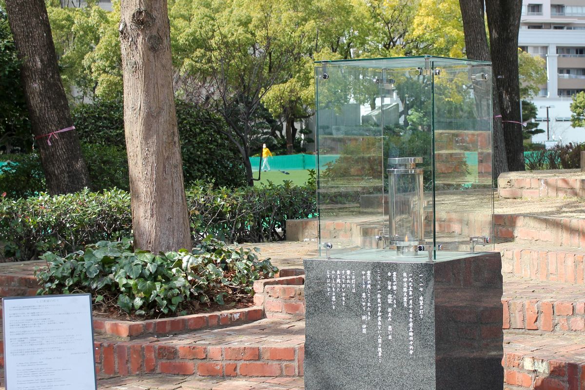 追悼の碑「希望の灯り」の建立にあたり、阪神淡路大震災から復興を果たした兵庫県神戸市を訪れました。東遊園地に灯されているガス灯「1.17希望の灯り」