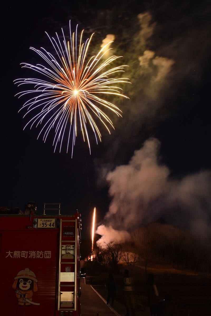 追悼の花火がふるさとの夜空を照らしました