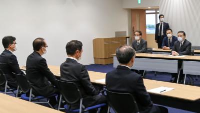 処理水の処分方針を説明する経産相(右)
