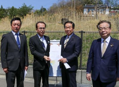 自由民主党東日本大震災復興加速化本部の額賀福志郎本部長に、要望書を手渡しました