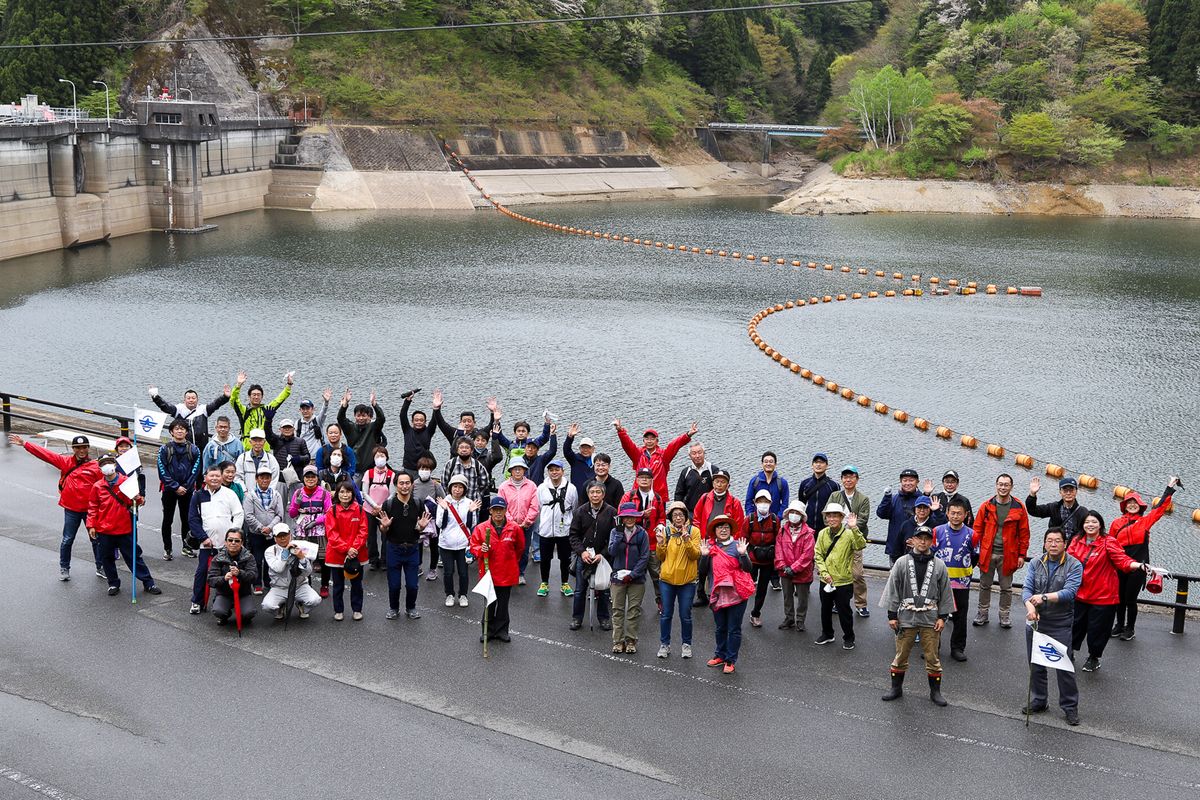 坂下ダムに到着し、記念撮影に収まる参加者