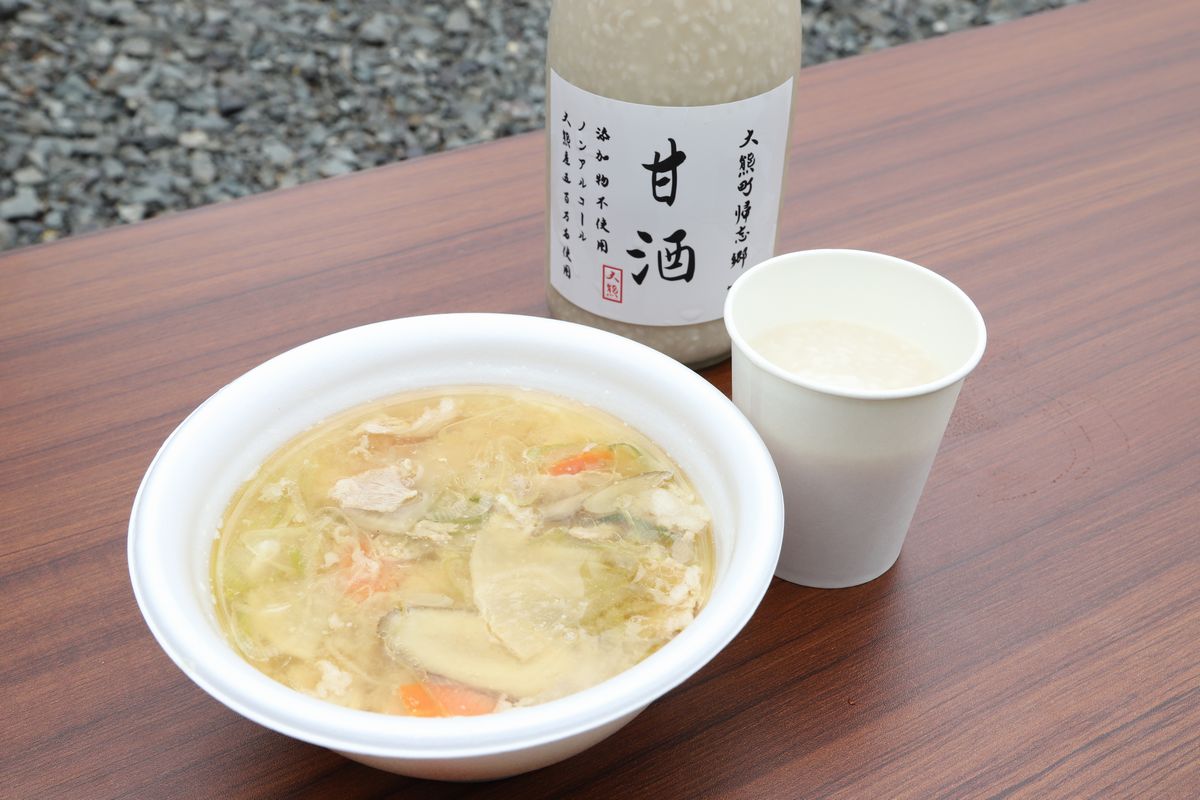 豚汁と町産米の日本酒「帰望郷」と同じ酒米でつくった甘酒が振る舞われました
