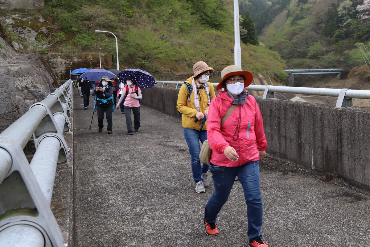 ダム堤体につく頃には雨足が強くなり傘をさしながら歩きました
