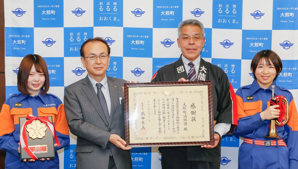 受賞を吉田町長に報告する加藤団長（右から2人目）