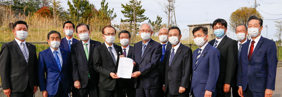公明党東日本大震災復興加速化本部の井上義久本部長に要望書を手渡しました
