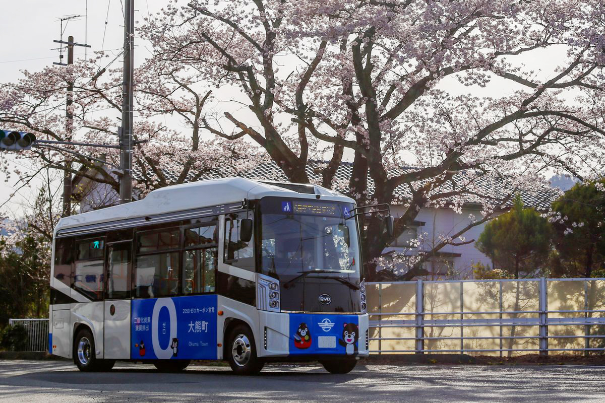 桜満開の町内を静かに走る電気バス