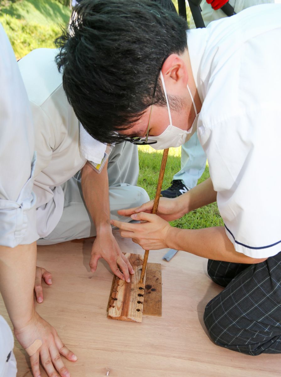 きりもみ式で火を起こす青山さん