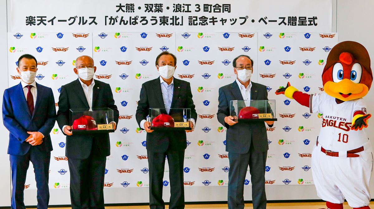 贈呈式で記念品を受け取る出席者