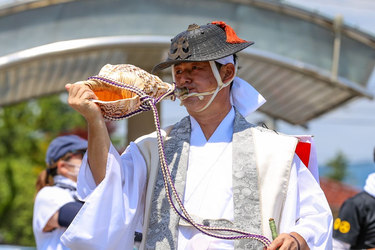 行列の要所で法螺貝を吹き鳴らす渡部さん、一帯に戦国時代の音色を響かせました