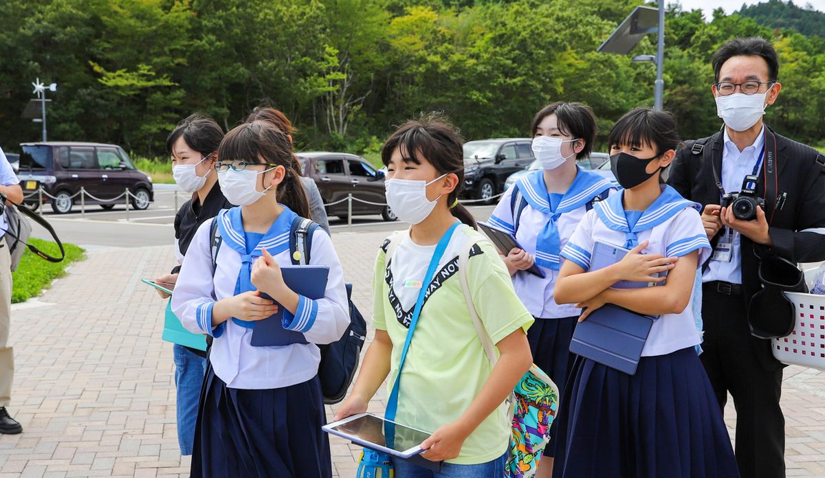 新教育施設建設予定地を見学する小中学生