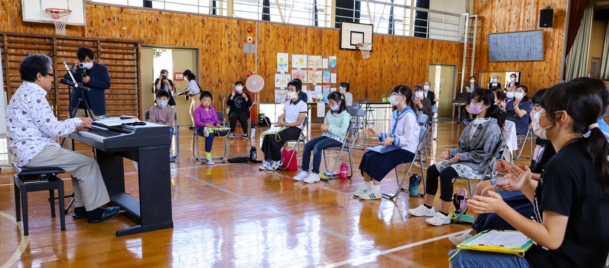 谷川さんの演奏に合わせて手拍子でリズムをとる児童生徒