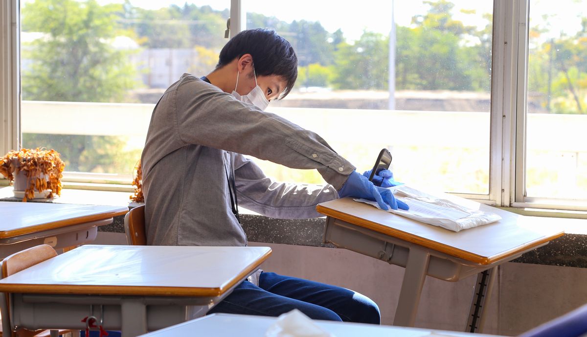 自分の机で中身を確認する元在校生