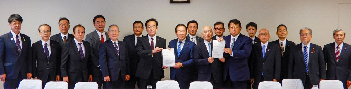 自民党東日本大震災復興 加速化本部の額賀福志郎本部長に、双葉地方の復興・再生に向けた要望書を手渡しました。