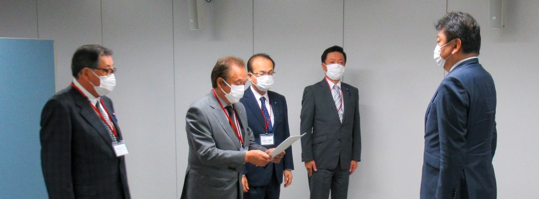 小早川智明東京電力社長に要求書を手渡しました。