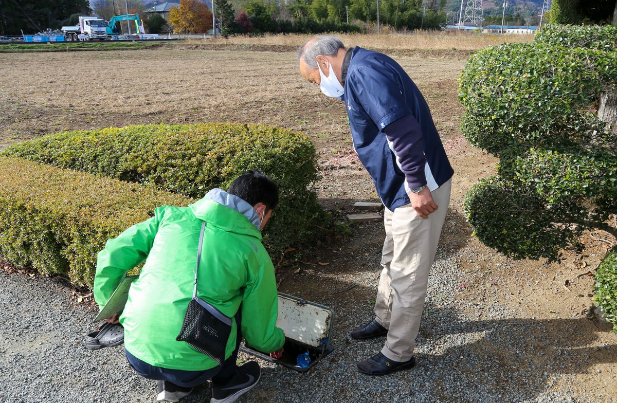 水道の確認に立ち会う高野さん