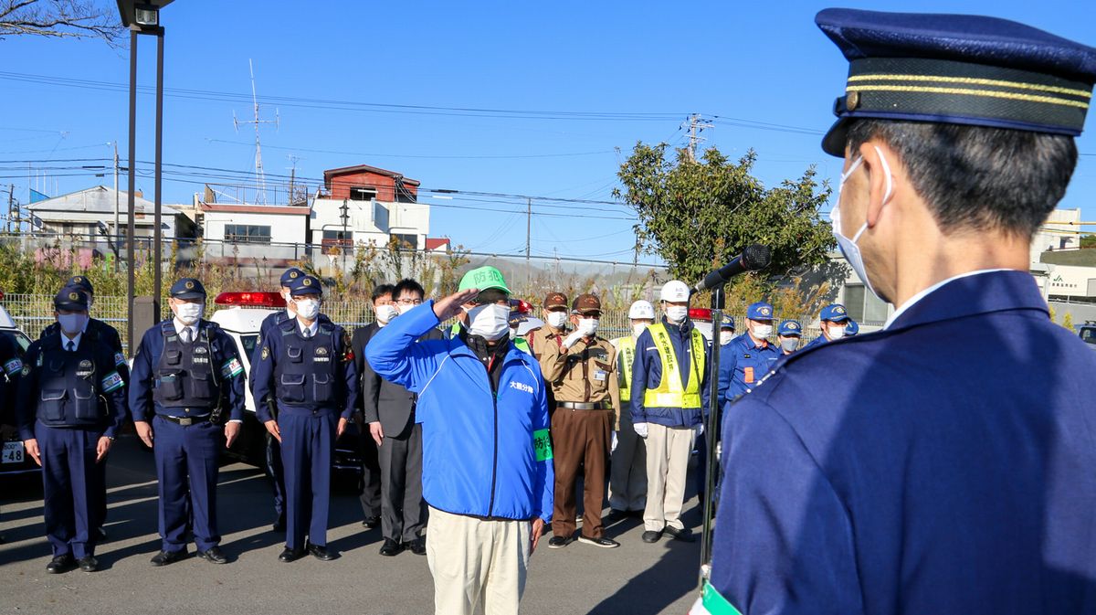 出動申告を行う松永分隊長