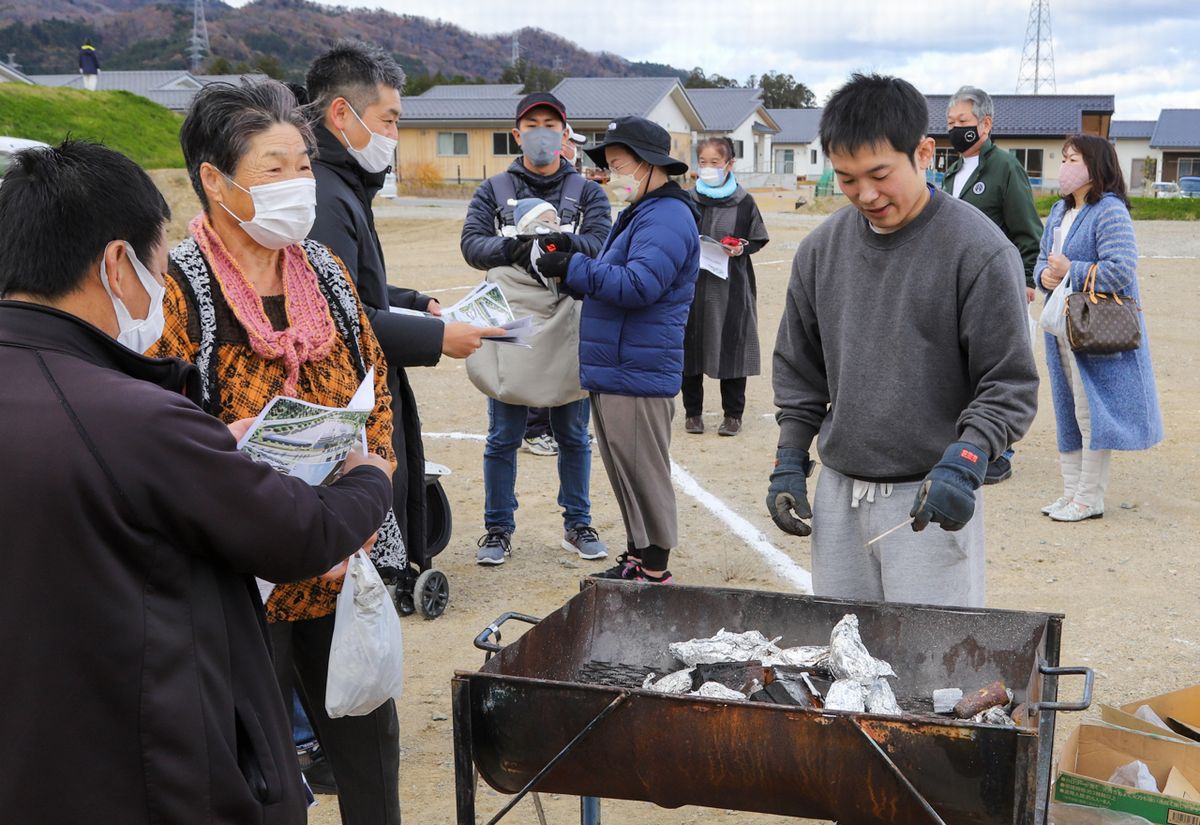 建設予定地で行われた焼き芋