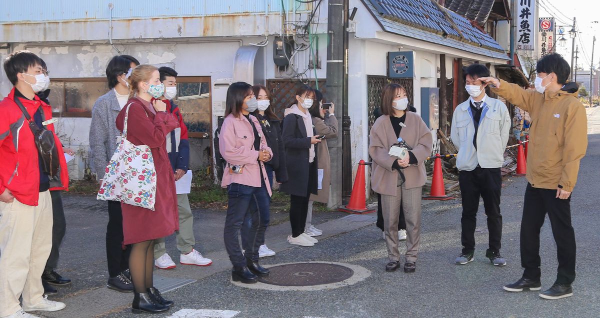 町内を視察する学生ら