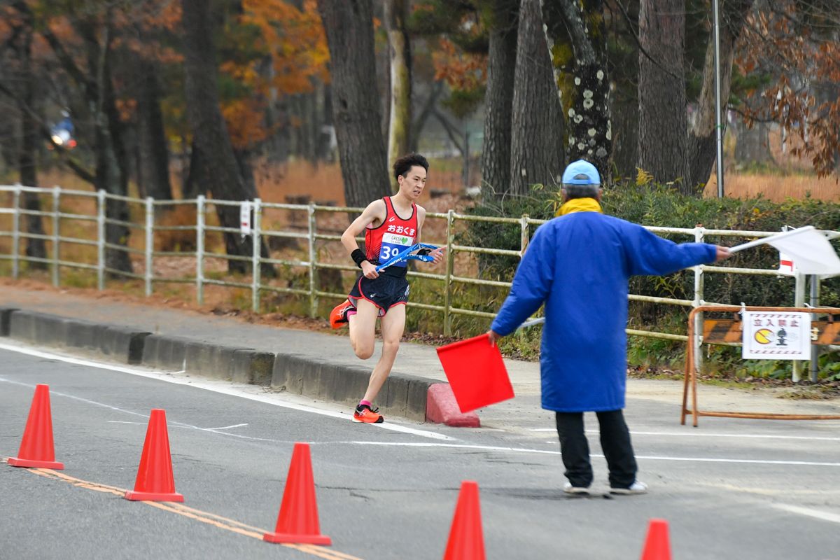 2区を走るのは、中学1年から出場し続けている経験豊富な選手。チームを引っ張ります。