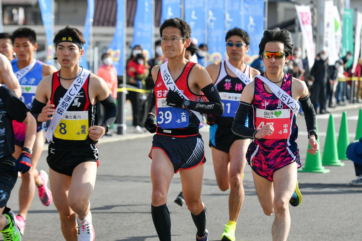 集団の中を走る6区（8.3Km）の選手。