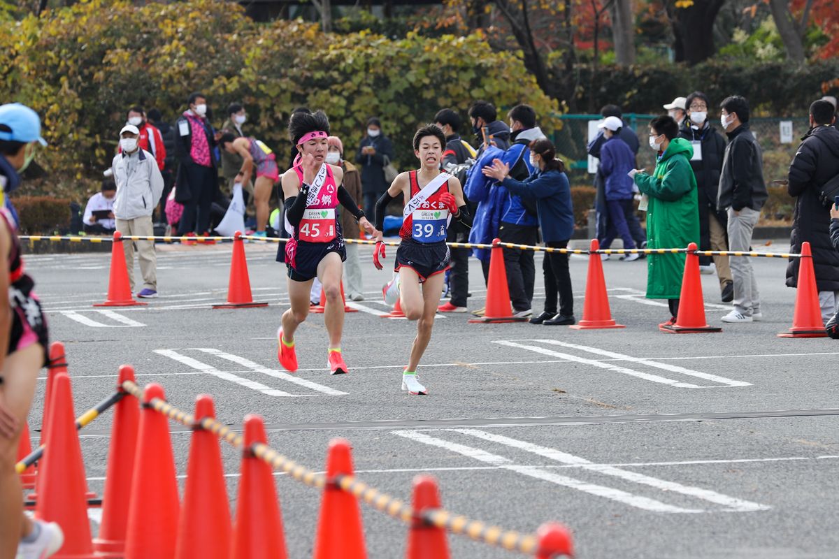 激しいデットヒートを繰り広げた7区の選手。