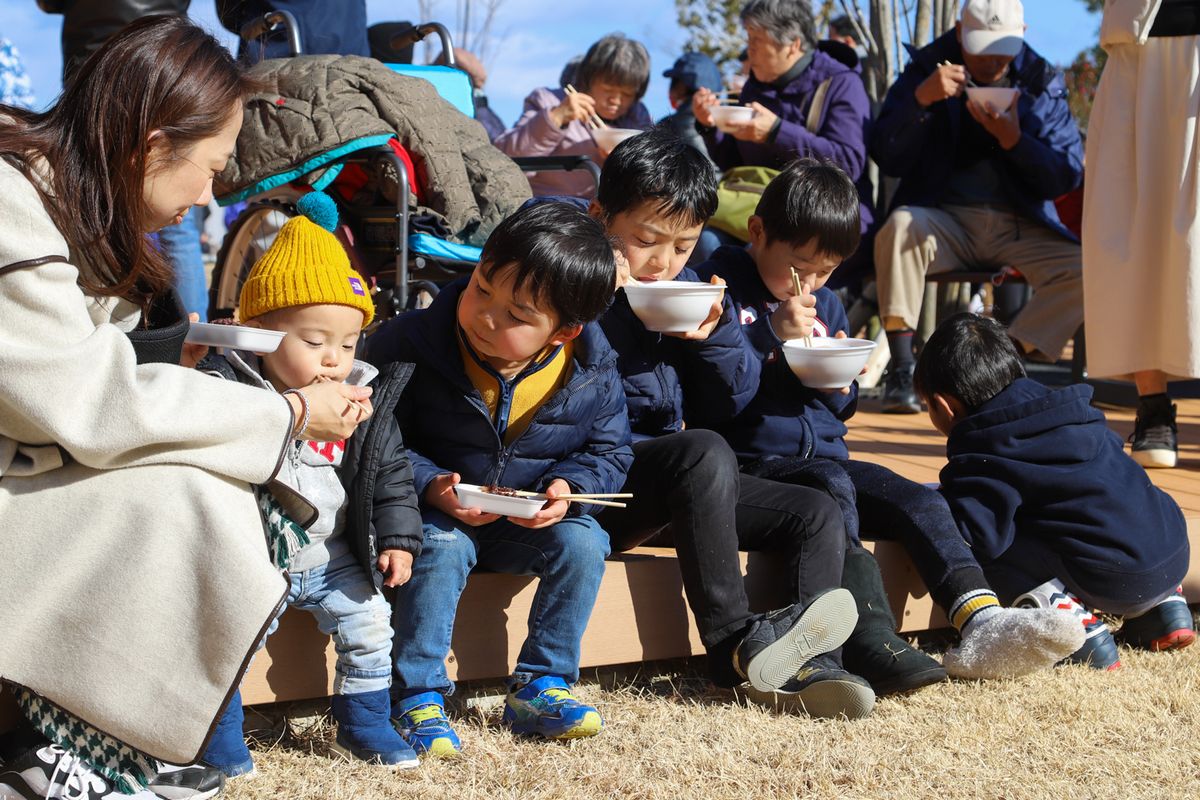 できたてのもちを味わう子どもたち