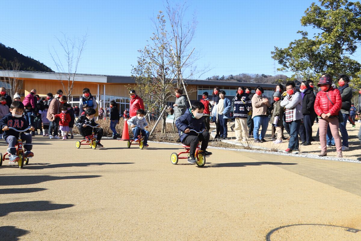 恒例の大熊競輪（三輪車レース）に参加した子どもたち