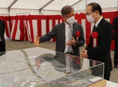拠点のジオラマを見る吉田町長と中島理事長