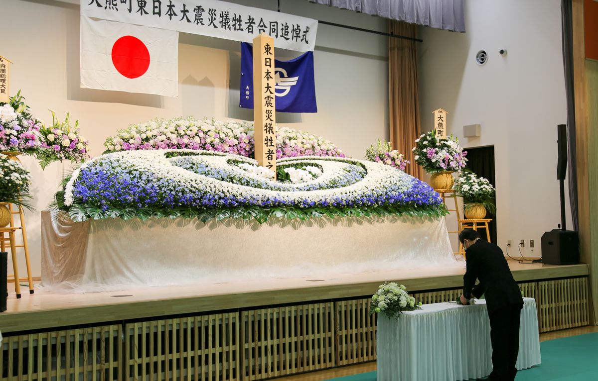 町追悼式で献花を行う吉田町長