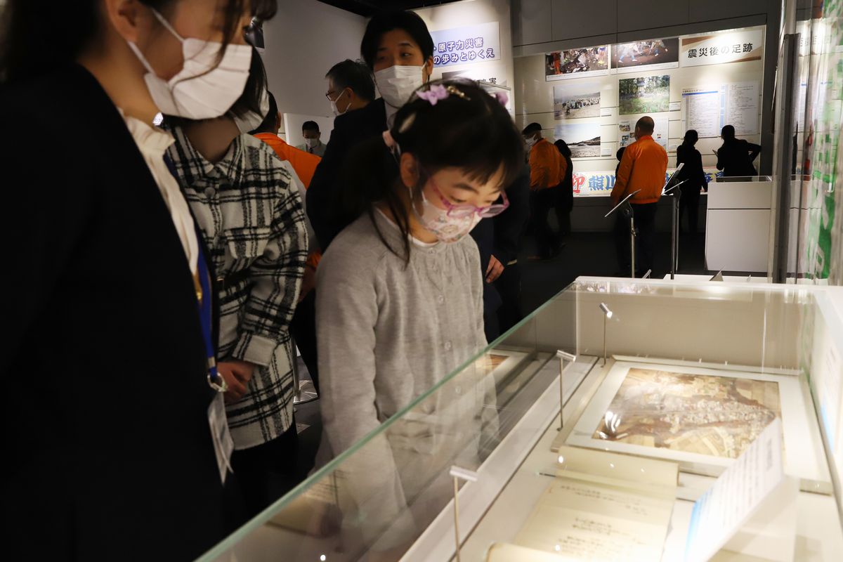 町の小学生が特集展を見学し、ふるさとへの理解と関心を深めました。