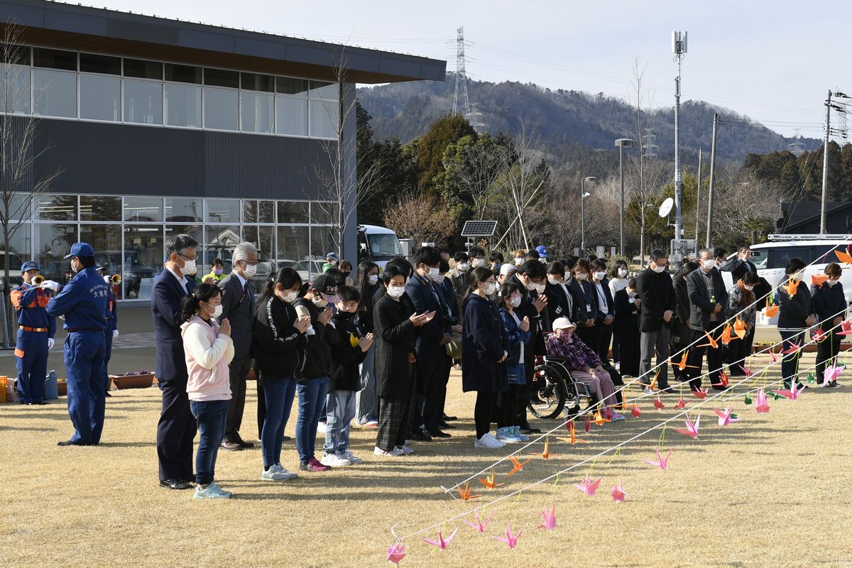 町民や町立小中の児童生徒らが、午後2時46分に町消防団ラッパ隊の演奏に合わせて黙とうを行いました。