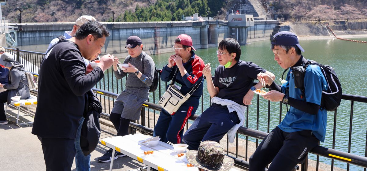 振る舞われた豚汁などを味わう参加者